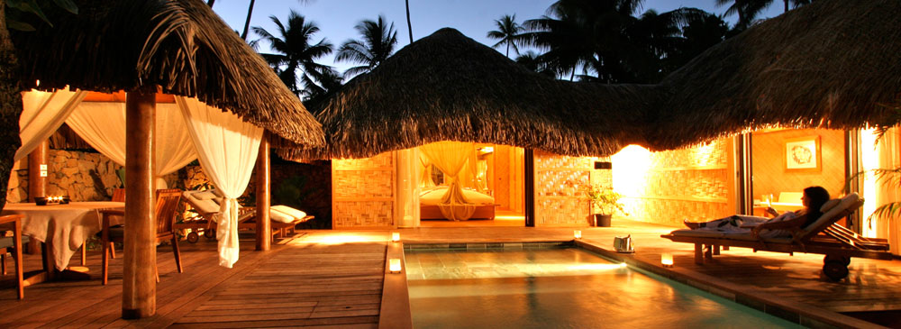 Le Taha'a Island Resort welcomes you to a world of immaculate beauty, a timeless universe of sophistication and authenticity.